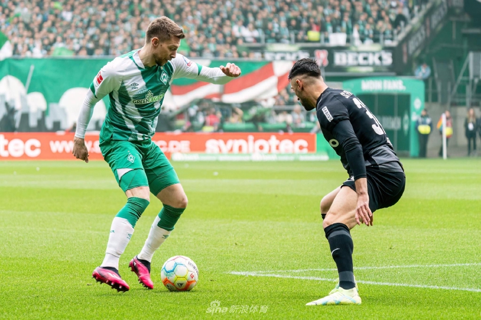 比赛结束，弗赖堡球员向远道而来的客队球迷看台挥手致谢，共同分享客场逆转的喜悦。