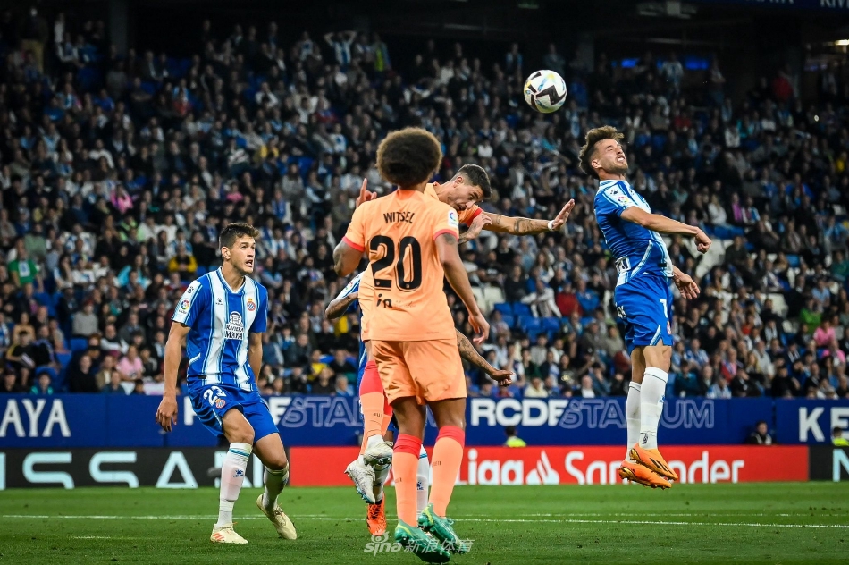 西班牙人门将飞身扑救险球，身体完全舒展，指尖将必进球托出横梁的精彩瞬间