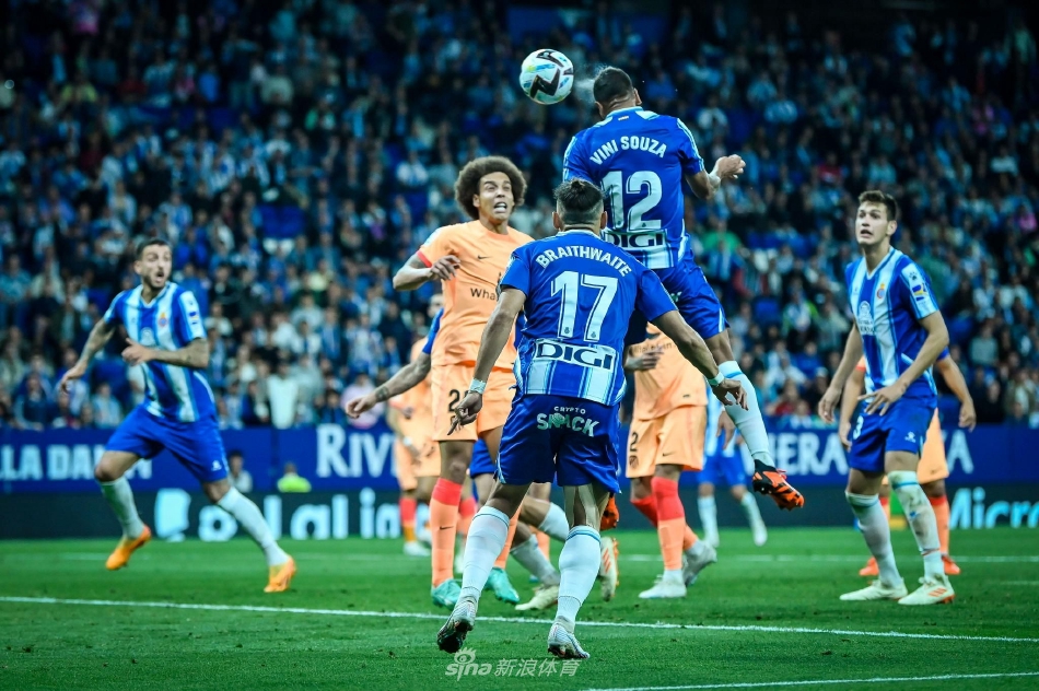 双方球员中场激烈争夺，飞身铲抢瞬间草屑飞溅，展现了西甲赛场的高强度对抗