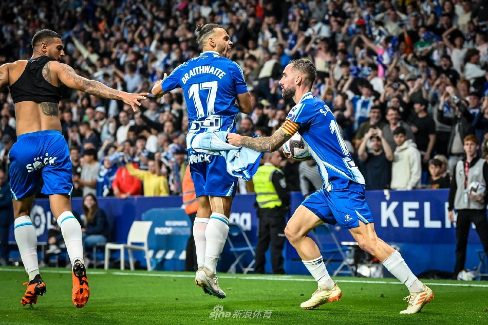 西班牙人球员庆祝进球，全队相拥怒吼，替补席成员激动跃起，主场球迷陷入沸腾