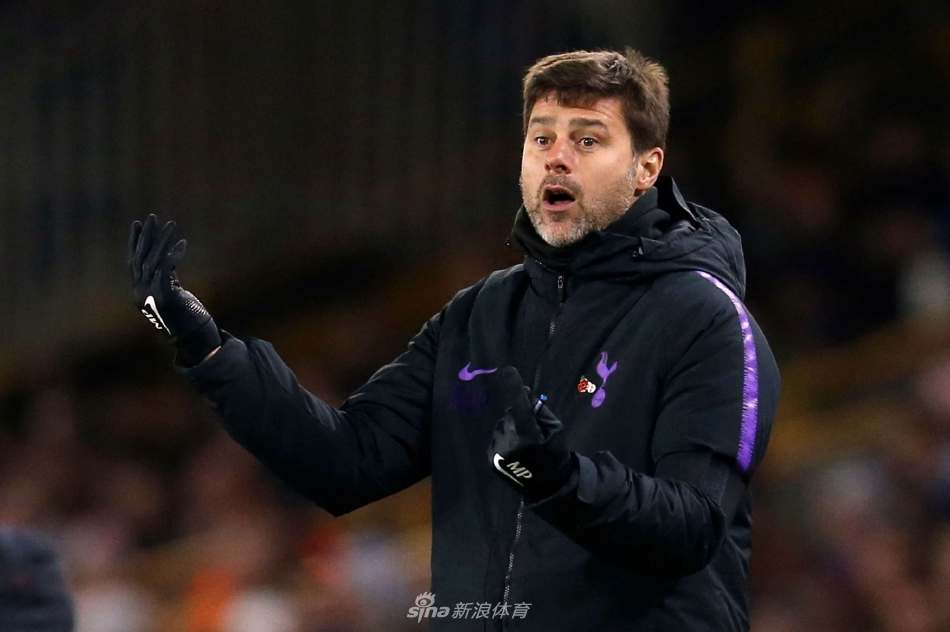 波切蒂诺手持切尔西围巾首次亮相，面带标志性微笑站在斯坦福桥球场中央，身后是巨大的队徽，象征着一个全新时代的开启。