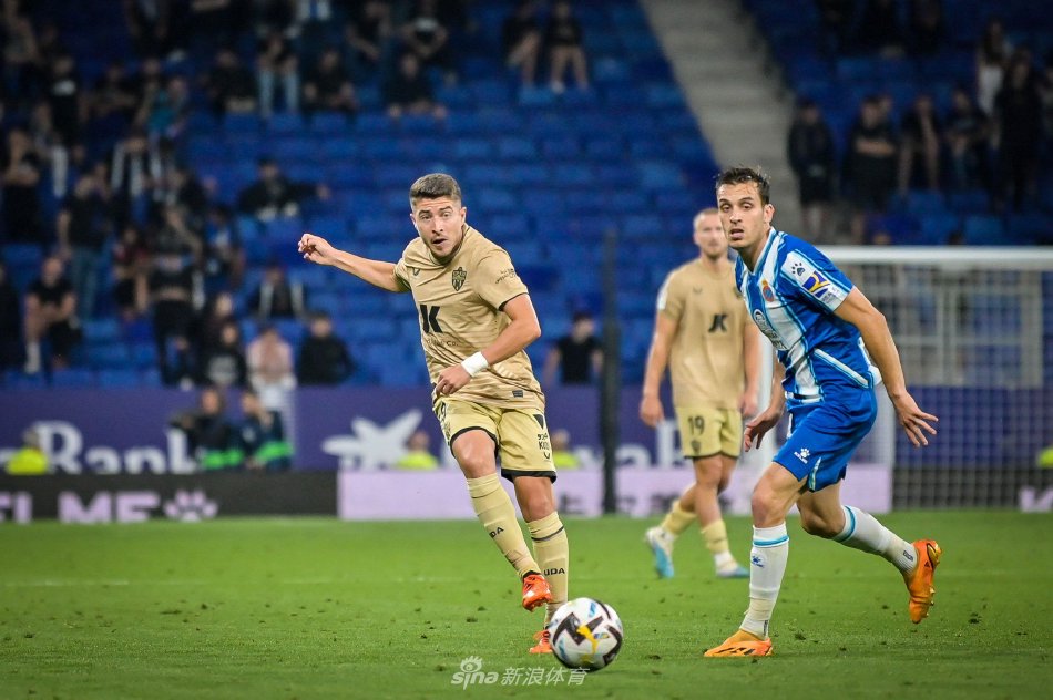 西班牙人队球员在开场前列队，眼神坚定地注视前方，充满对比赛的渴望