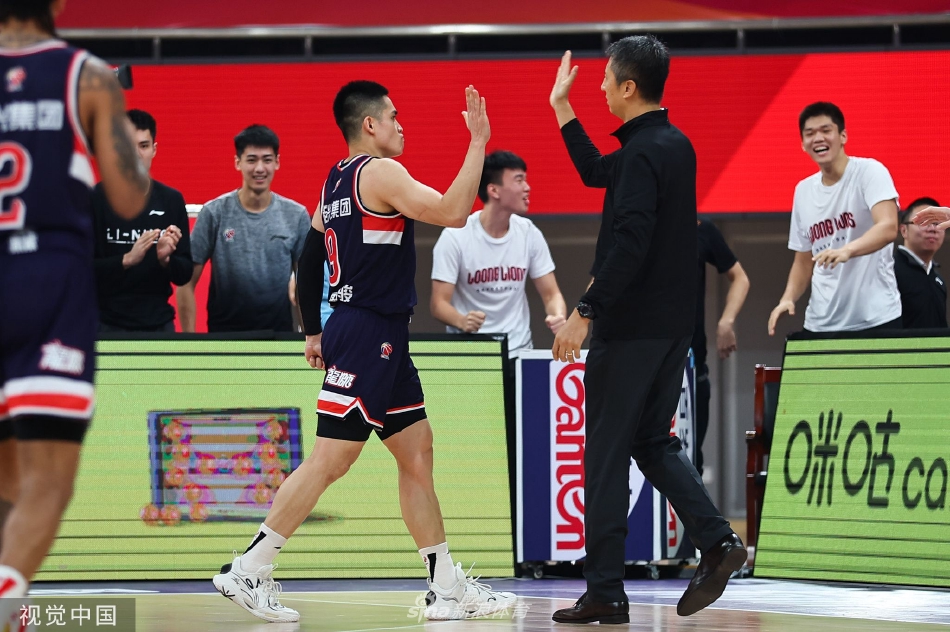 北京首钢队长翟晓川在拼抢中痛苦倒地，这次意外的受伤不仅让他提前离场，也让北京队的锋线实力大打折扣，场边队友神情凝重。