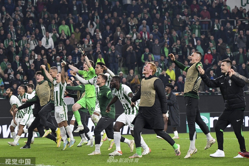 费伦茨瓦罗斯球员扎卡里亚森在打入扳平进球后，张开双臂奔向角旗区疯狂庆祝，身后是激动万分、奋力追赶的队友。