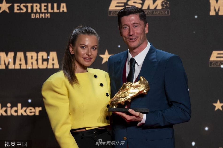 莱万多夫斯基手捧金靴微笑，背景是巴塞罗那城市风光