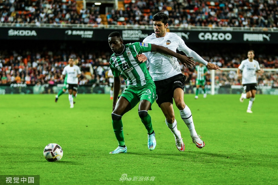 贾斯汀·克鲁伊维特打入第三球后滑跪庆祝，在草皮上留下胜利的轨迹，队友正从四面八方涌来与他相拥