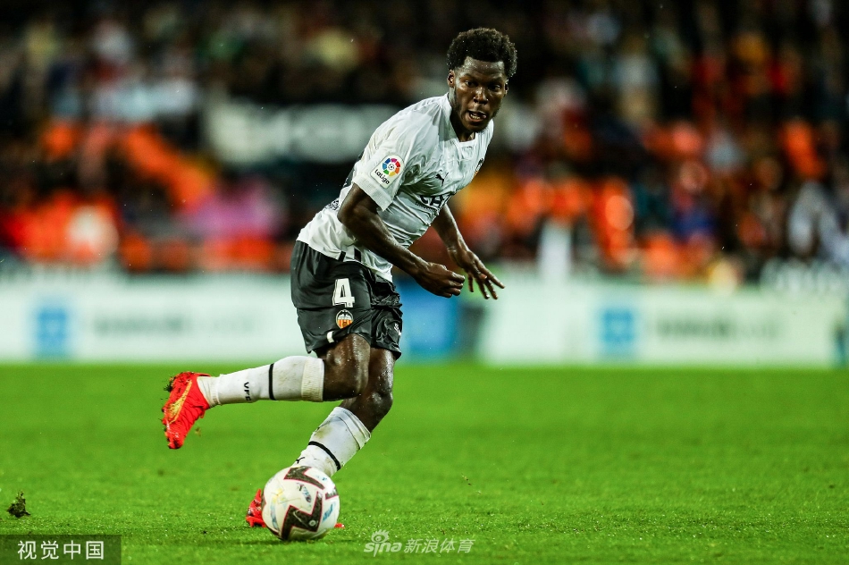 瓦伦西亚球员安德烈·阿尔梅达张开双臂奔向角旗区庆祝，身后是欢呼的队友，他刚用一记精妙绝伦的任意球打破僵局