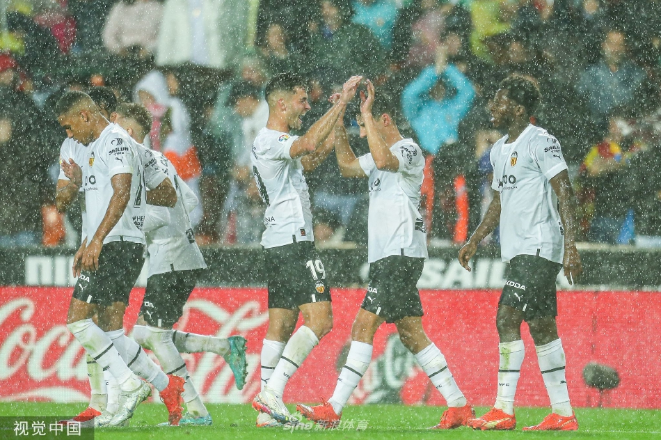 比赛结束后瓦伦西亚全队肩搭肩走向主场球迷看台，共同鼓掌致谢，画面洋溢着团结与胜利的喜悦