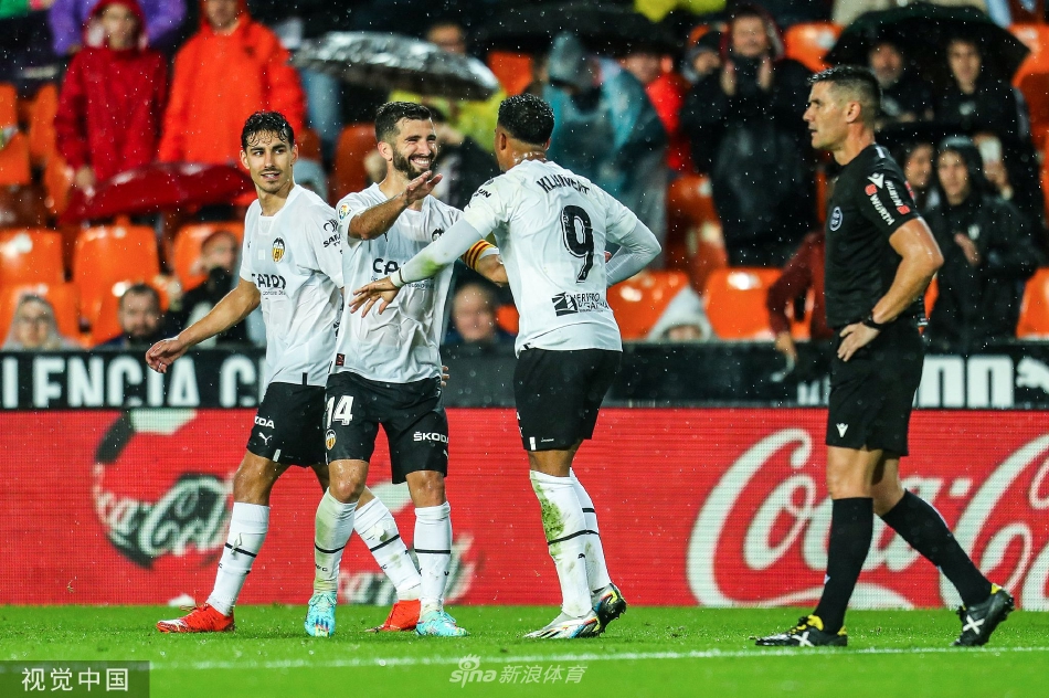 瓦伦西亚队长加亚与贝蒂斯球员卡纳莱斯在中场激烈拼抢，双方寸土不让，展现了西甲比赛的高强度对抗