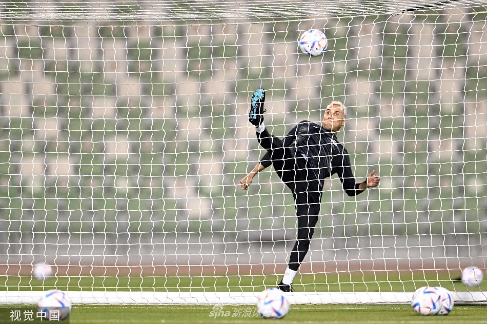 队员们围成一圈专注地进行战术演练，主教练的手势在空中划出清晰的跑动路线，每一张面孔都写满了决心。