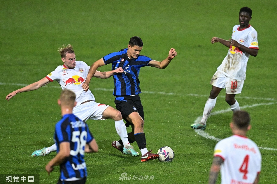 国米球员带球沿边路高速突破，对方防守球员紧追不舍，场边的教练与替补球员正密切关注。