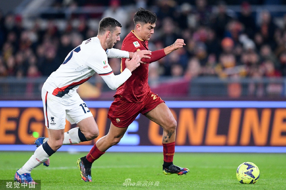 迪巴拉主罚任意球前，眼神专注地凝视球门，人墙严阵以待，紧张气氛弥漫全场