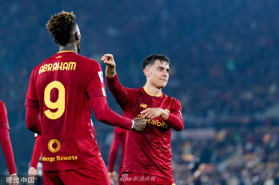 比赛结束后，罗马球员相互击掌致意，庆祝来之不易的胜利