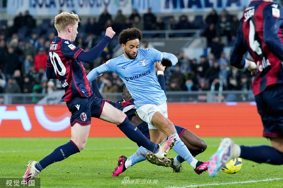 费利佩·安德森破门瞬间，足球应声入网，对方门将只能望球兴叹