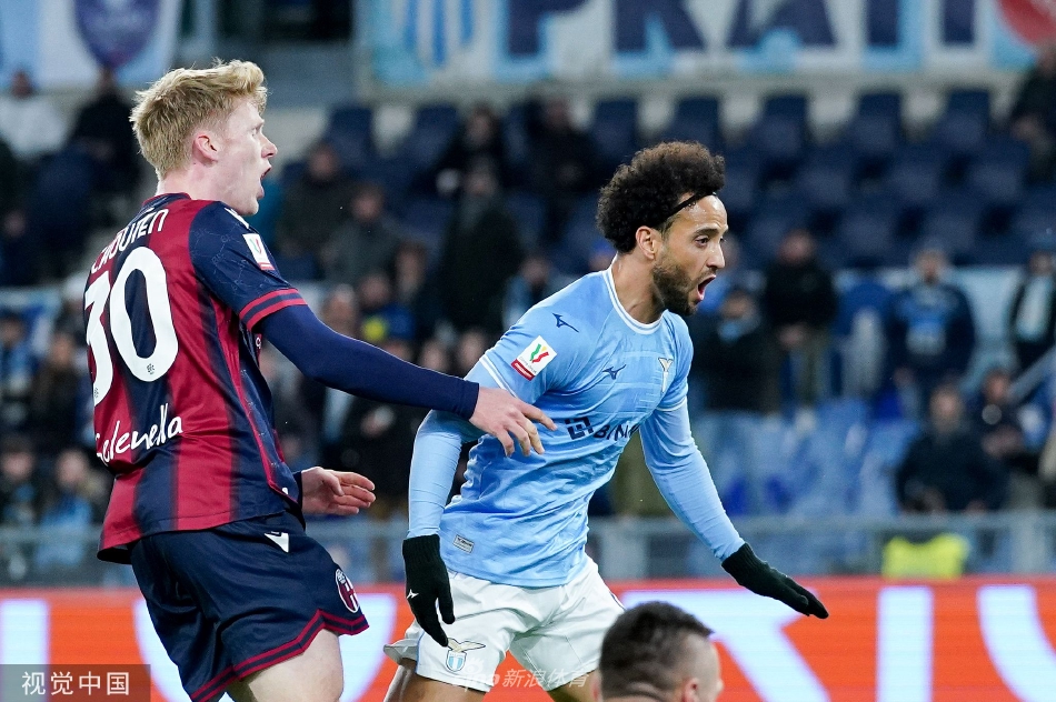 拉齐奥球员庆祝进球，蓝色身影在奥林匹克球场灯光下汇聚成欢乐的海洋