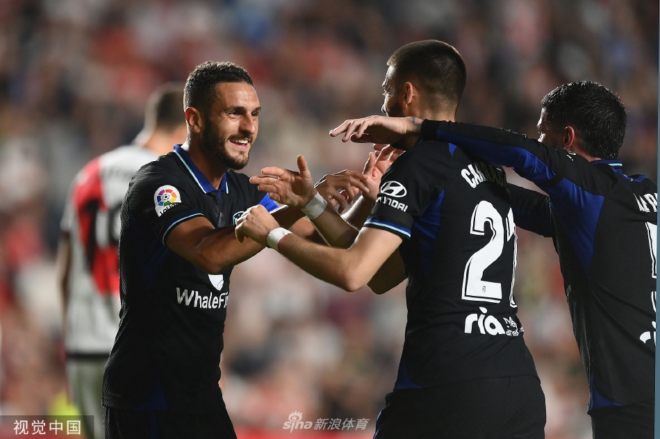 格列兹曼中场穿针引线：他轻盈转身摆脱防守，抬头观察，正准备送出一脚撕裂防线的关键传球。