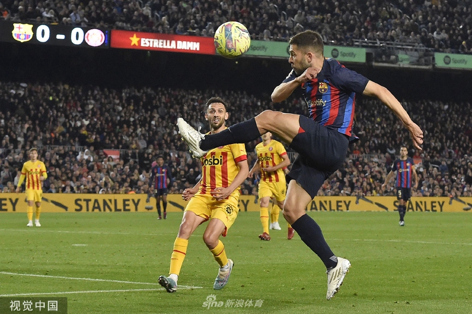 加泰罗尼亚德比全景，诺坎普球场灯火通明，两队球员在绿茵场上展开激烈拼抢