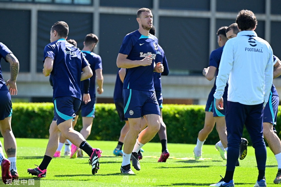 训练结束后，球员们结伴离场，夕阳下的背影透着从容与自信，静候大战来临。