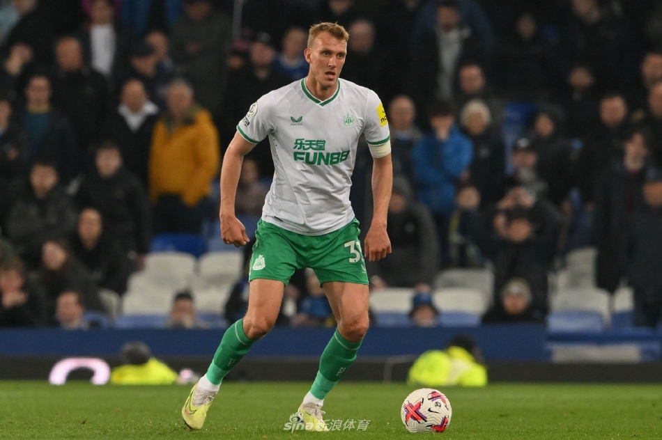 古迪逊公园球场全景，纽卡斯尔球迷聚集的看台一片欢腾的海洋，与主队看台的沉寂形成强烈反差