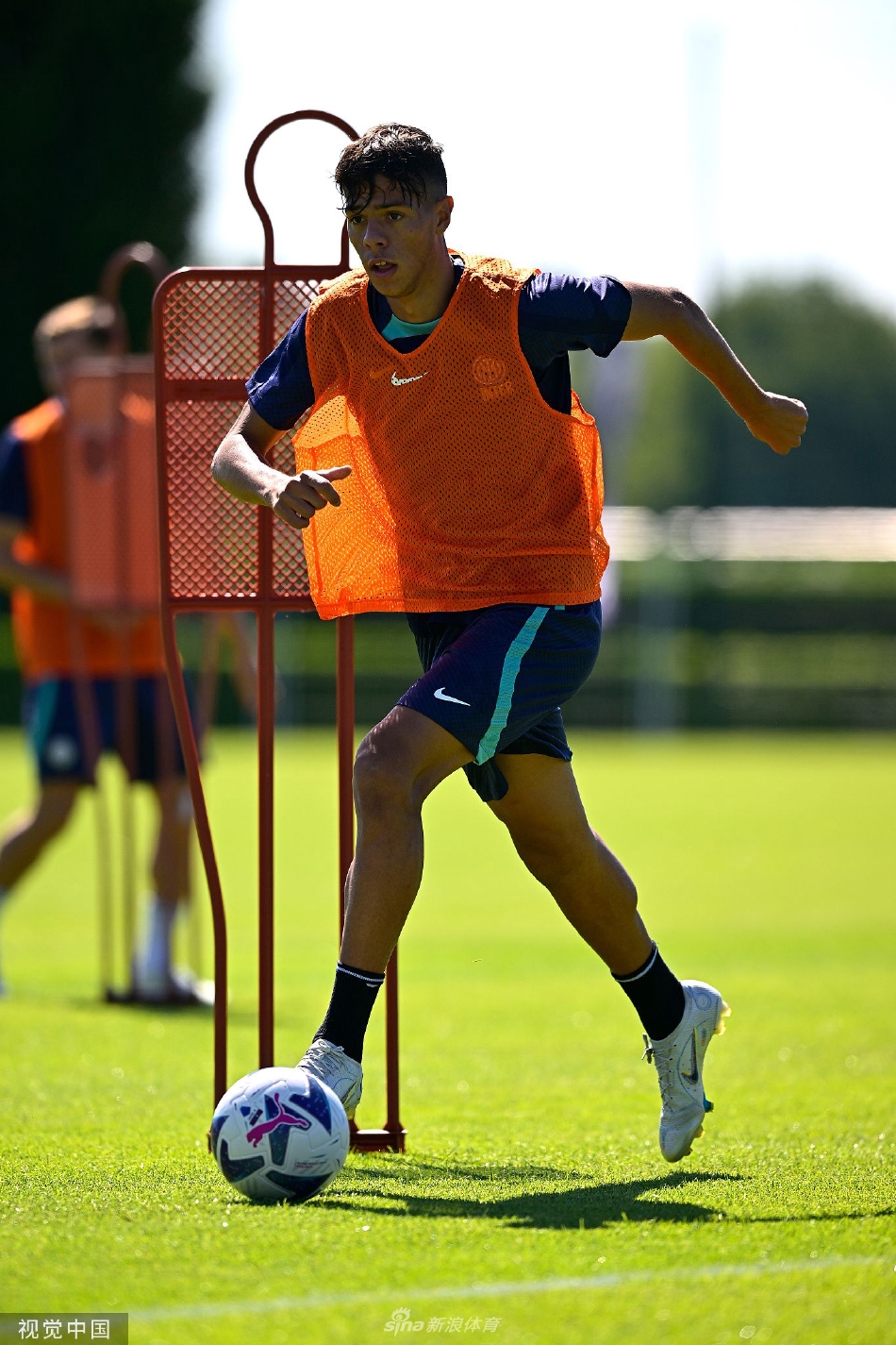 锋线搭档卢卡库与劳塔罗在训练中默契击掌，两人相视一笑，眼神中充满了对彼此的信赖和对进球的共同渴望。