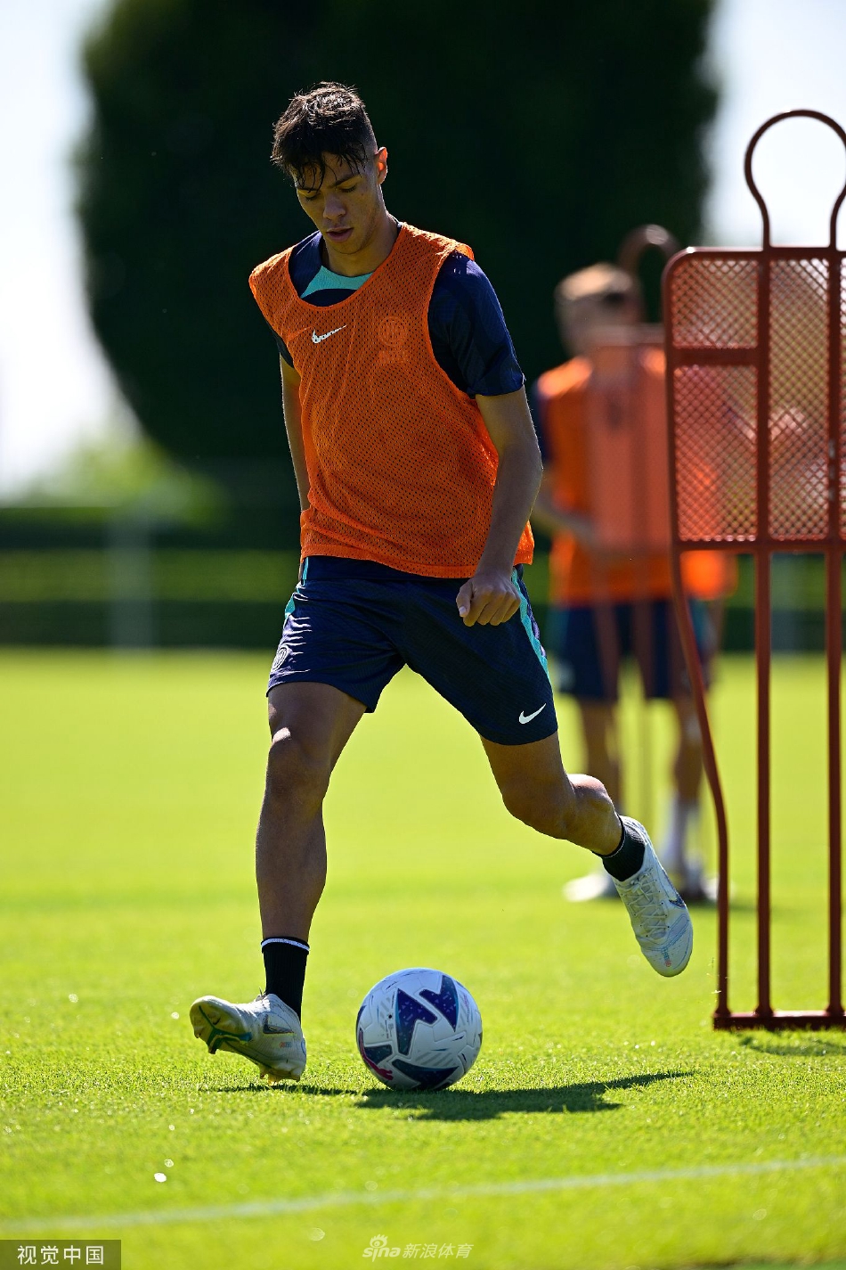 中场核心布罗佐维奇在对抗中稳健护球，面对两名队友的围抢，他从容不迫，展现出球队中场发动机的冷静与大局观。