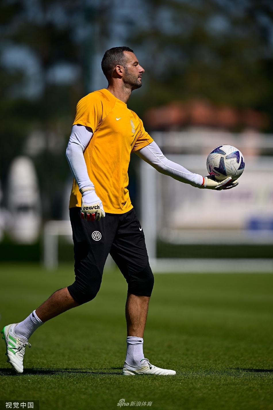 训练结束后，全队球员肩并肩围成一圈，彼此手臂紧紧相扣，在队长的带领下齐声呐喊，凝聚起决战前的磅礴气势。