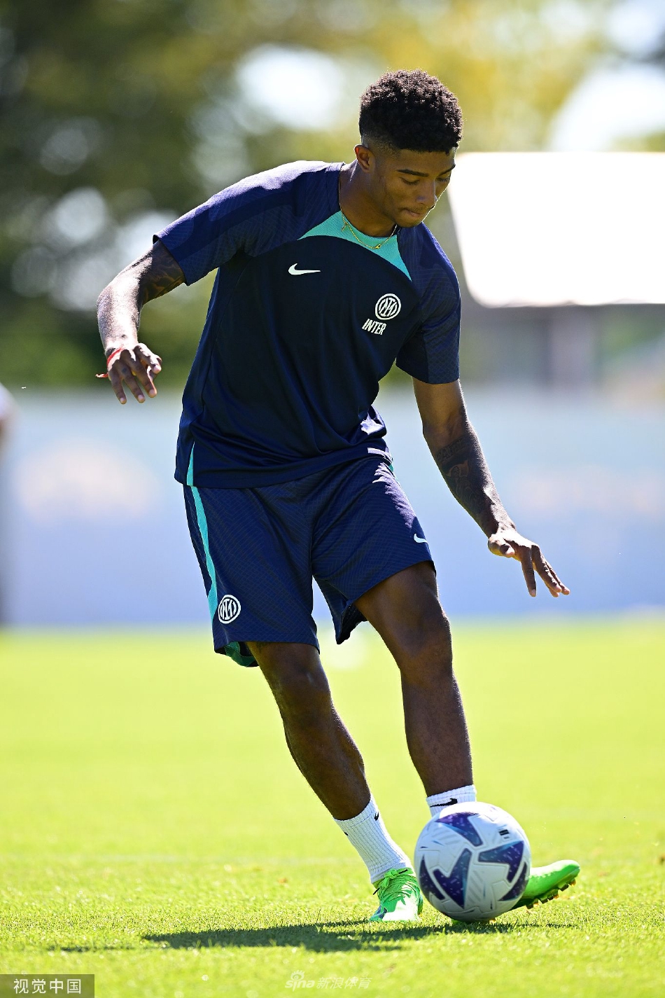 恰尔汗奥卢深吸一口气，准备主罚关键任意球，他的目光坚定地锁定球门死角，脚下皮球仿佛已被赋予了使命。