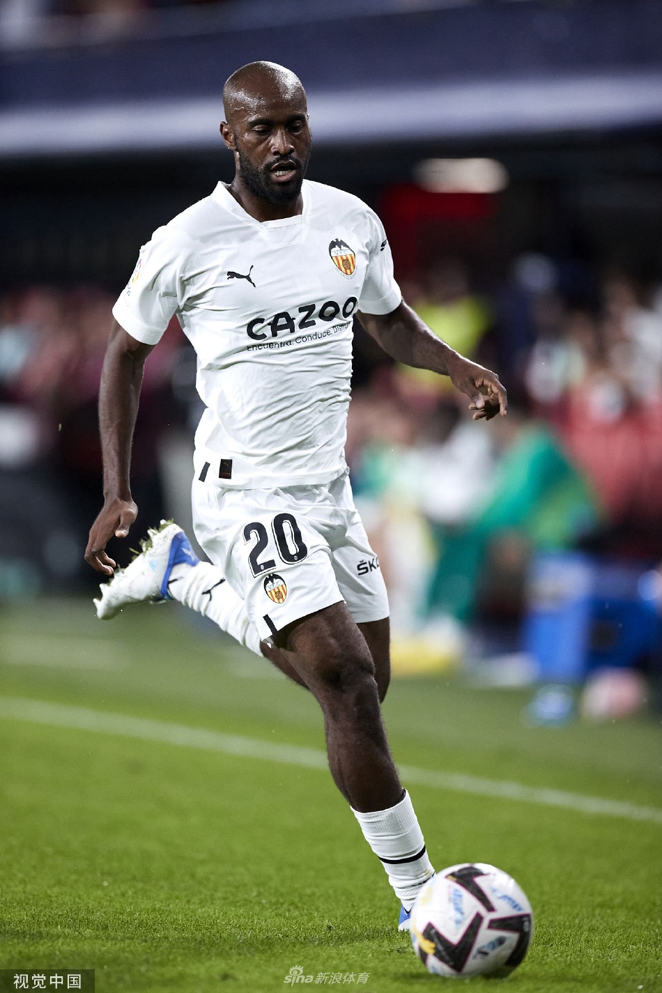 瓦伦西亚球员迪亚卡比高高跃起，力压防守队员，以一记势大力沉的头球攻门，皮球直窜网窝。