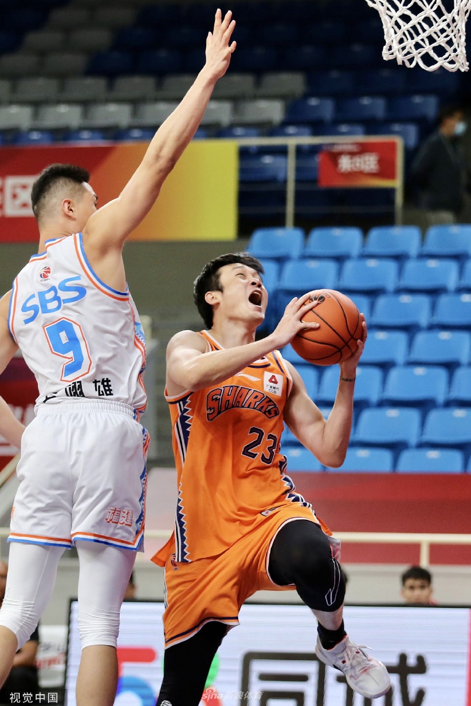 福建队核心泰瑞斯-麦基运球穿越半场,面对上海外援富兰克林的贴身紧逼,他从容指挥队友跑位。