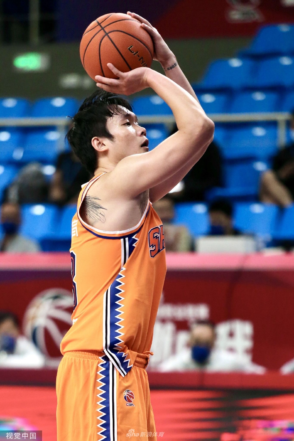 福建外援索恩-梅克高高跃起,在空中舒展单臂,迎着他人的防守完成了一次势大力沉的暴力灌篮。