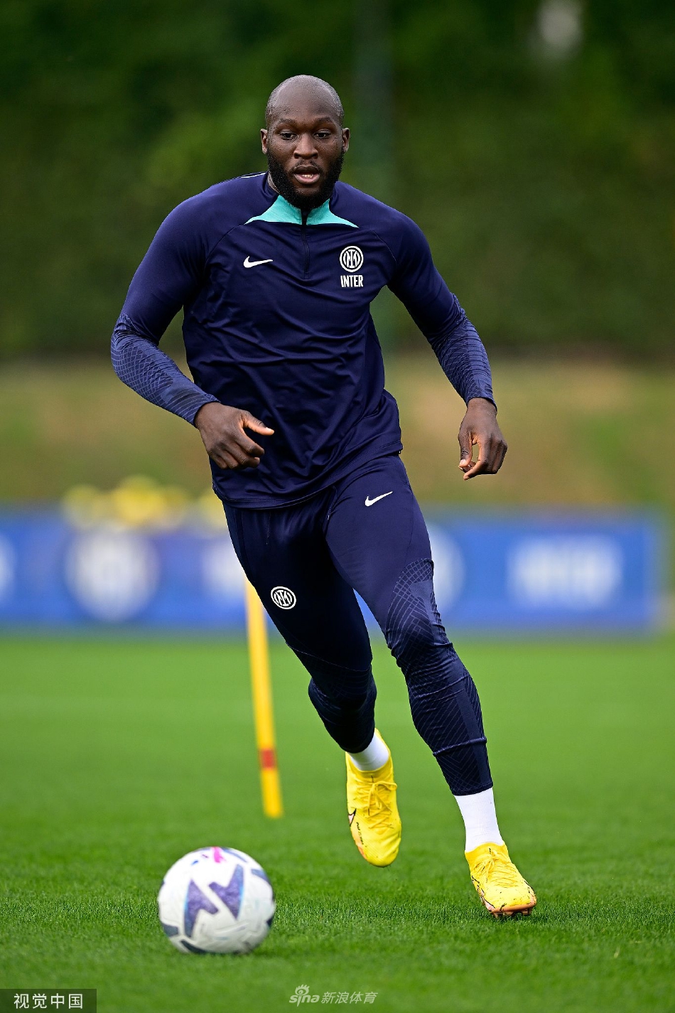 守门员奋力跃起，单掌将一记势大力沉的射门托出横梁，动作舒展如鹰，引来场边一阵赞叹。