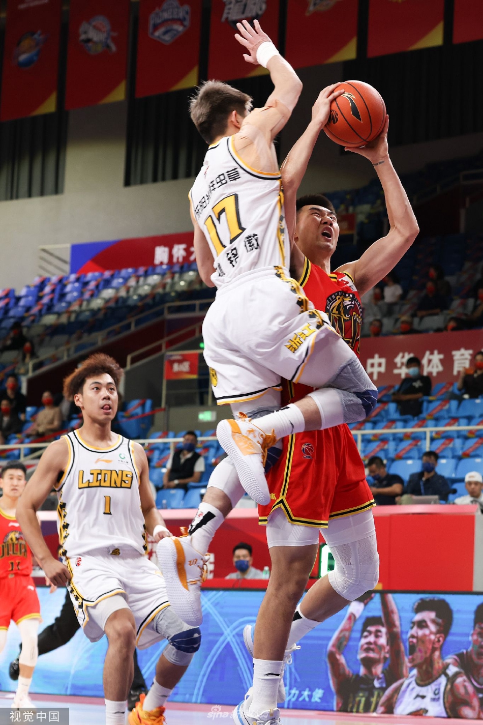 在内线的肌肉丛林中,广厦内线悍将许钟豪高高跃起,用一记势大力沉的单手劈扣终结进攻,对手只能望球兴叹,这记重扣也极大地提振了球队的士气。