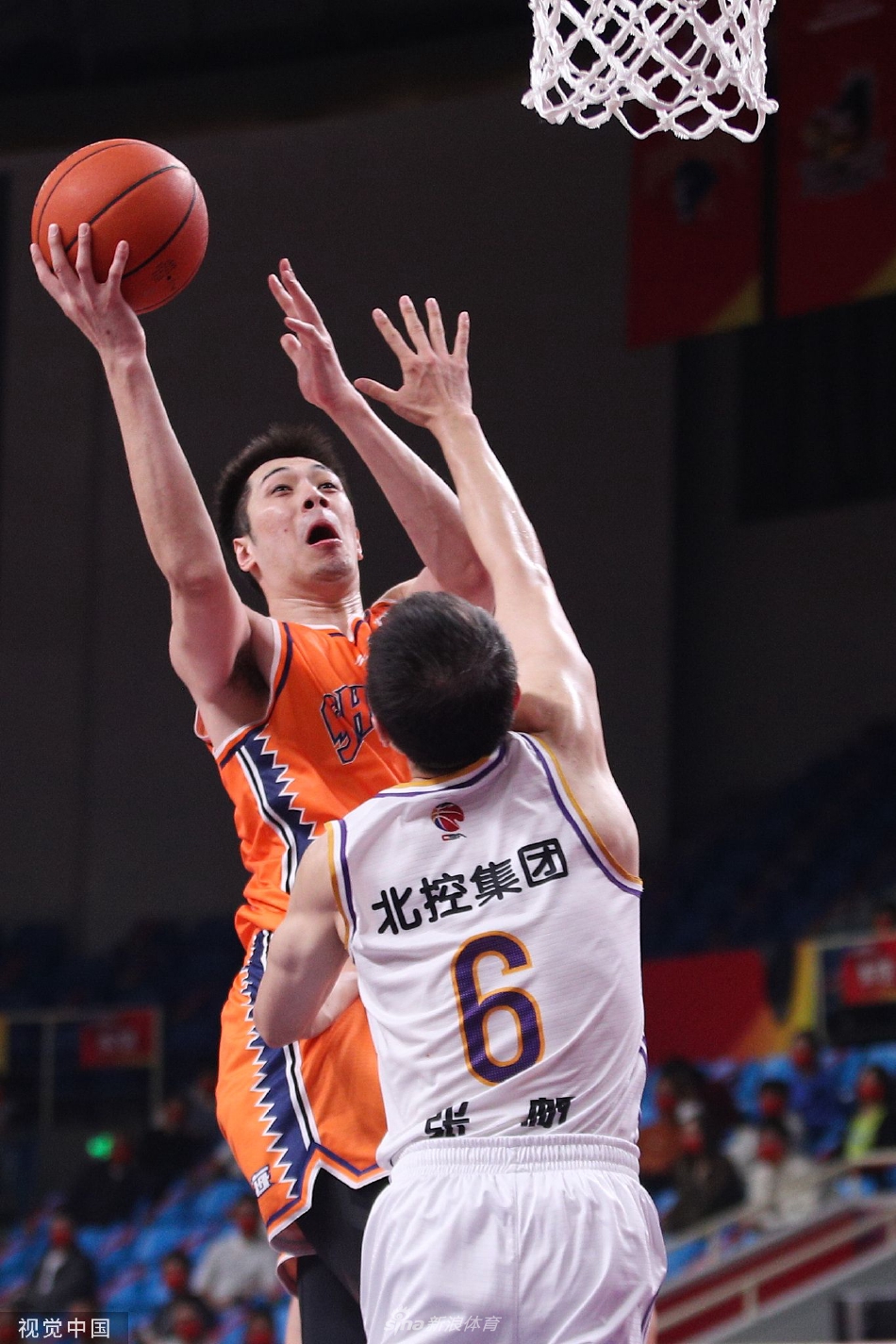 北京控股队俞长栋在成功完成得分后，握拳怒吼，激情庆祝，展现其强烈的求胜欲望