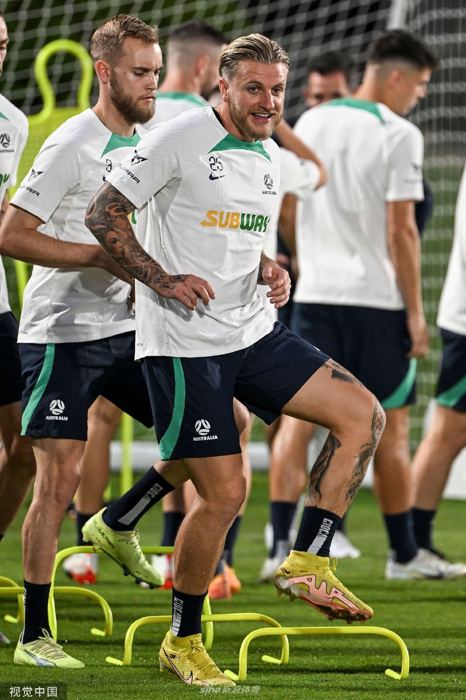 澳大利亚门将飞身扑救瞬间，身体完全展开如雄鹰展翅