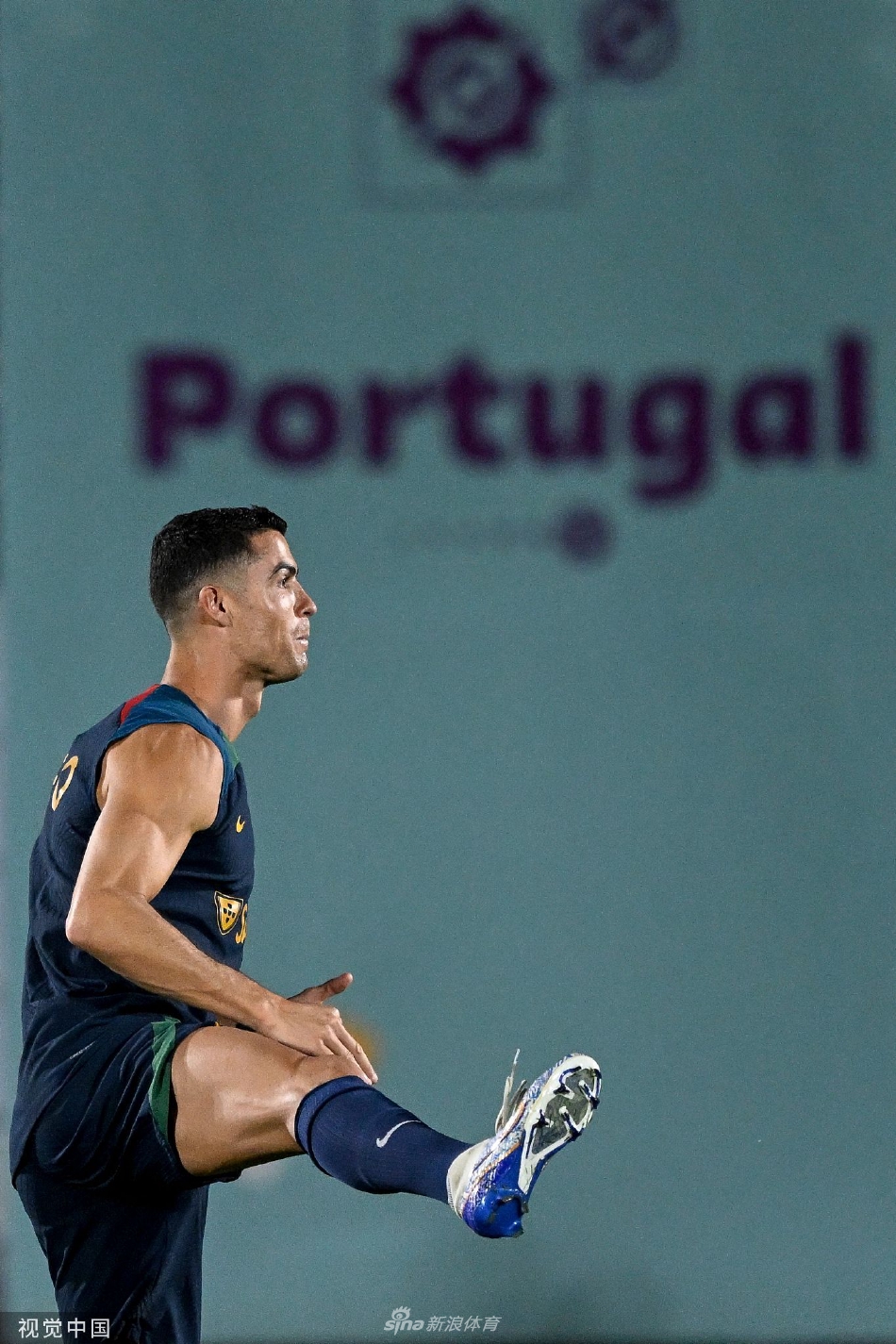 C罗与队友围成一圈认真聆听主教练费尔南多·桑托斯的战术部署，展现出全队上下一致的专注力