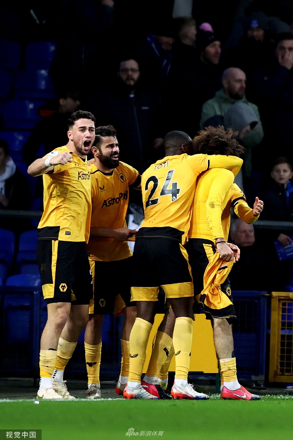 狼队球员叠罗汉庆祝绝杀进球，替补席成员狂奔跑入场内，激情与喜悦在夜幕下彻底爆发。