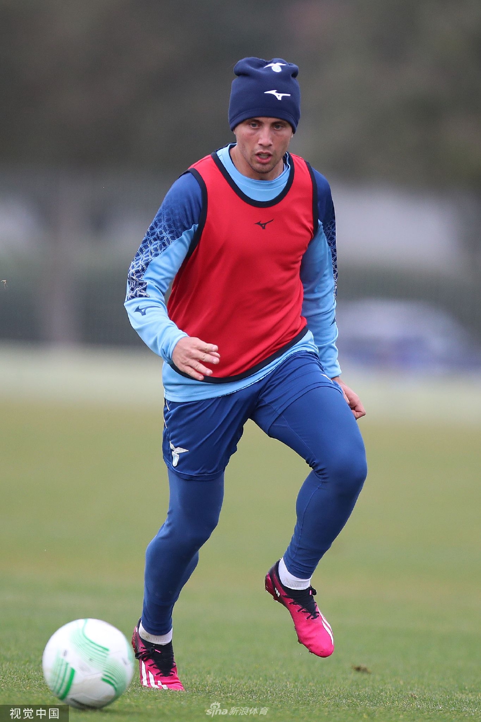 中场核心米林科维奇-萨维奇在进行个人技术练习，他高大挺拔的身躯控球稳健，正准备踢出一记弧线球，姿态优雅而充满力量。