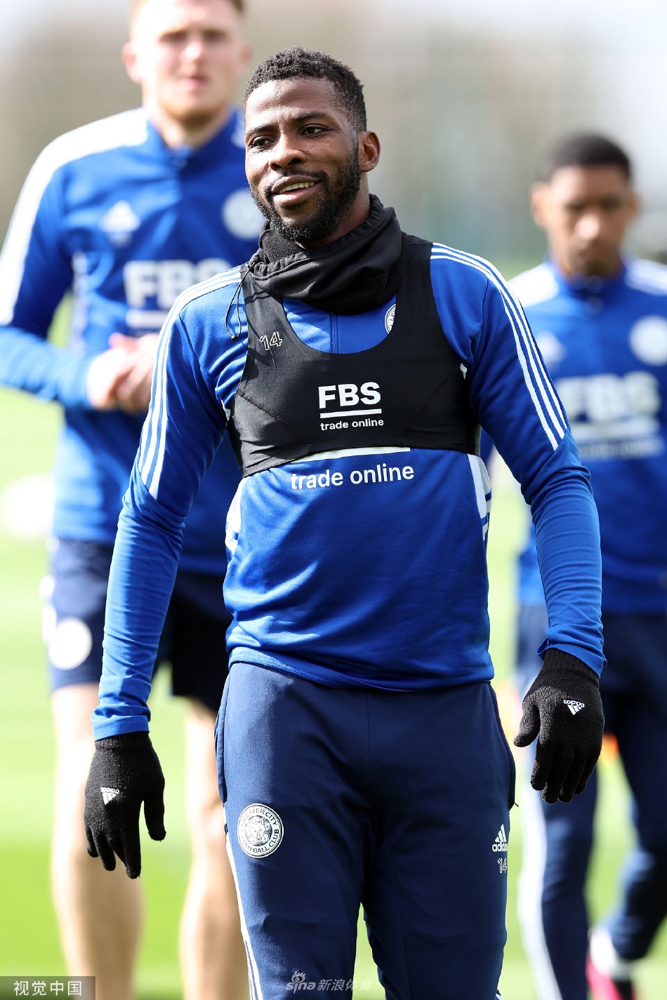 一名莱斯特城球员在健身房紧握器械进行高强度力量训练，手臂肌肉紧绷，展现出卓越的身体素质