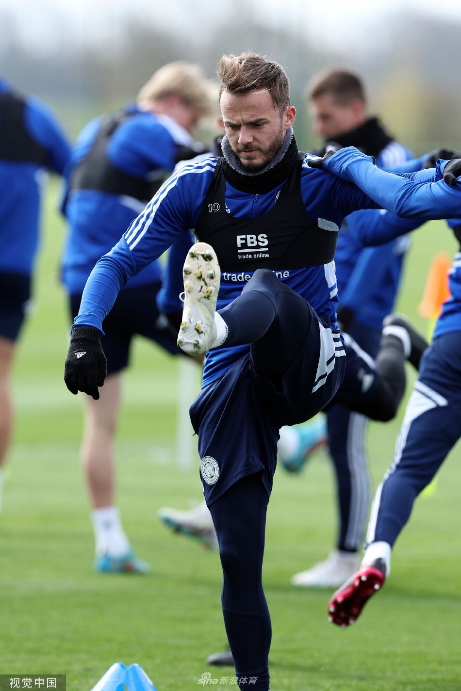 一位莱斯特城球星在训练中带球快速突破，步伐灵动，眼神坚定地望向远方