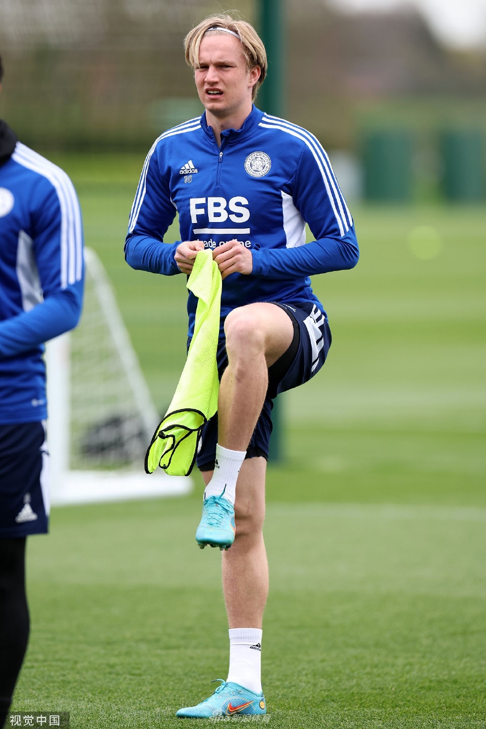 麦迪逊主罚任意球瞬间，人墙跃起刹那皮球划出致命弧线直挂死角