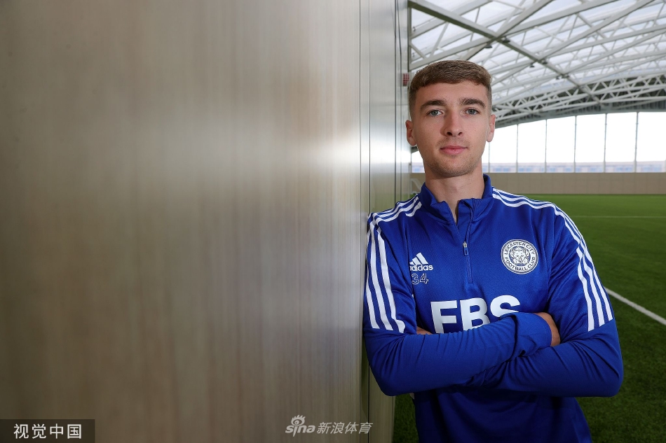 身着莱斯特城训练服的布朗特在采访中侃侃而谈，脸上洋溢着对未来的憧憬和留队的喜悦之情。