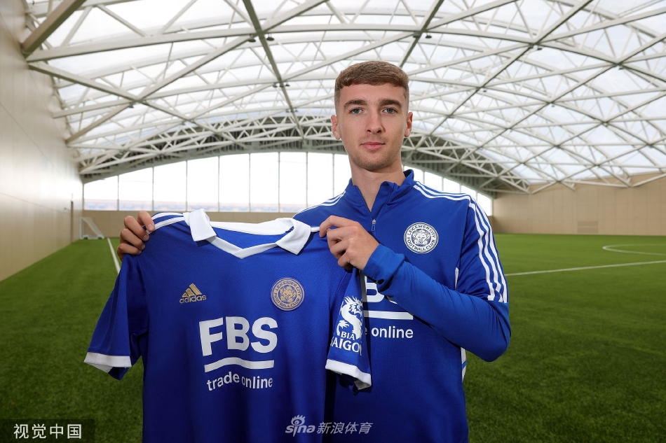 一张布朗特在比赛中的正面特写，他目光如炬地望向场边，展现出超越年龄的专注与比赛投入度。