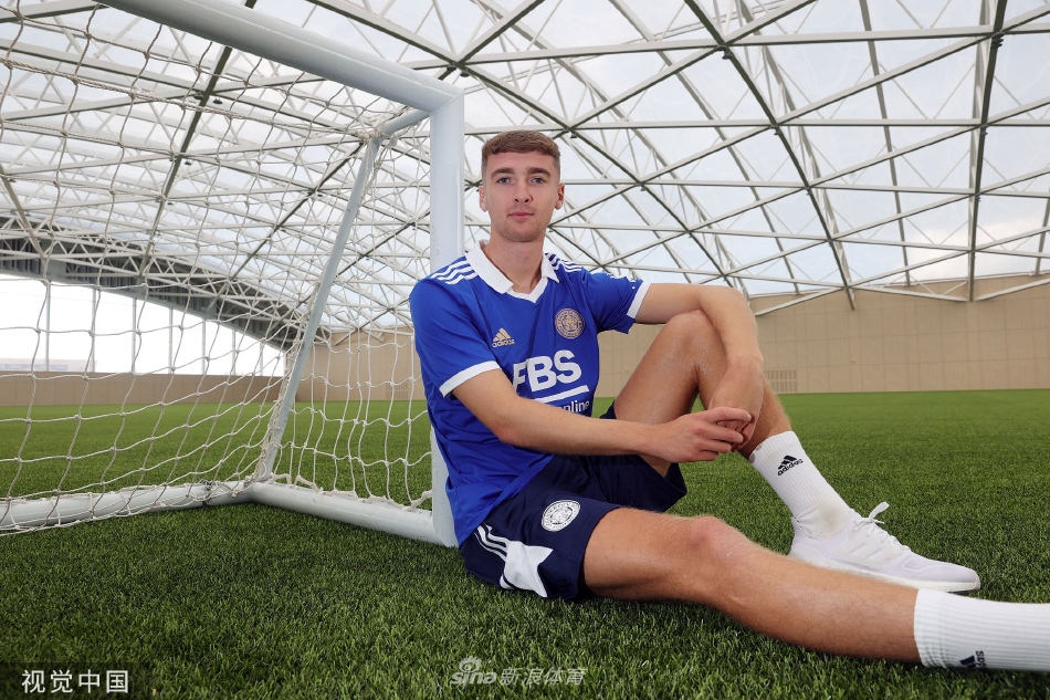 签约仪式上，布朗特与俱乐部官员握手致意，背景是蓝色的莱斯特城标志，画面庄重而充满希望。