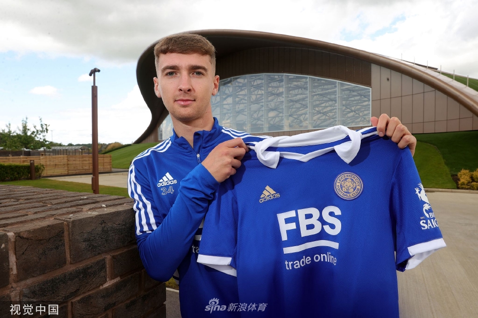 绿茵场上，布朗特正与队友紧密沟通，指挥防线，其沉稳的领导气质超越了自身年龄。