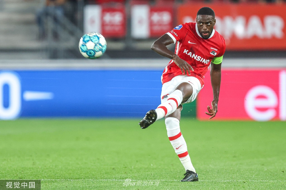 比赛激烈进行中，双方中场球员正面对决拼抢球权，脚下尘土飞扬