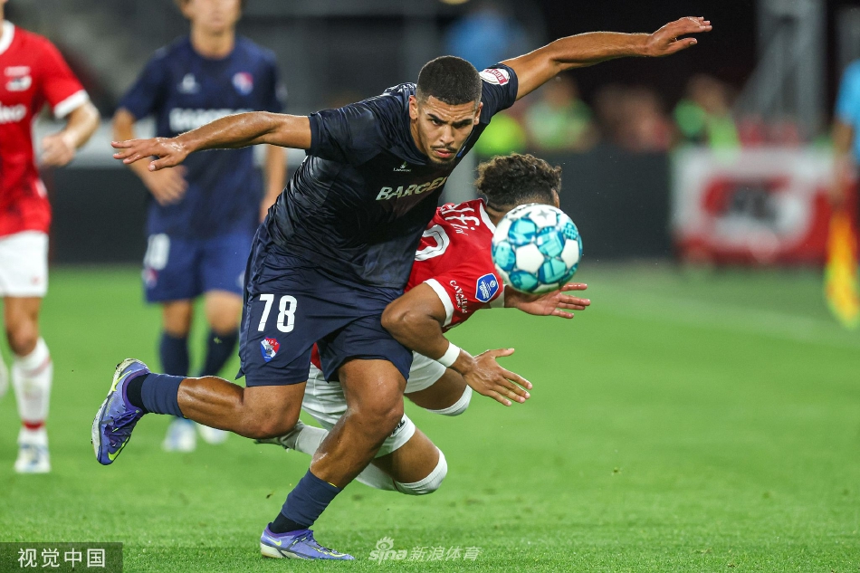 阿尔克马尔球员紧密围抱在一起庆祝进球，展现了团队的凝聚力与胜利的欢乐