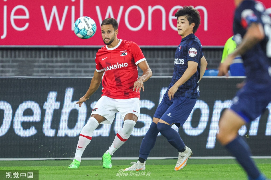 阿尔克马尔球员角球开出后，双方球员在禁区内激烈争顶，攻守瞬间白热化