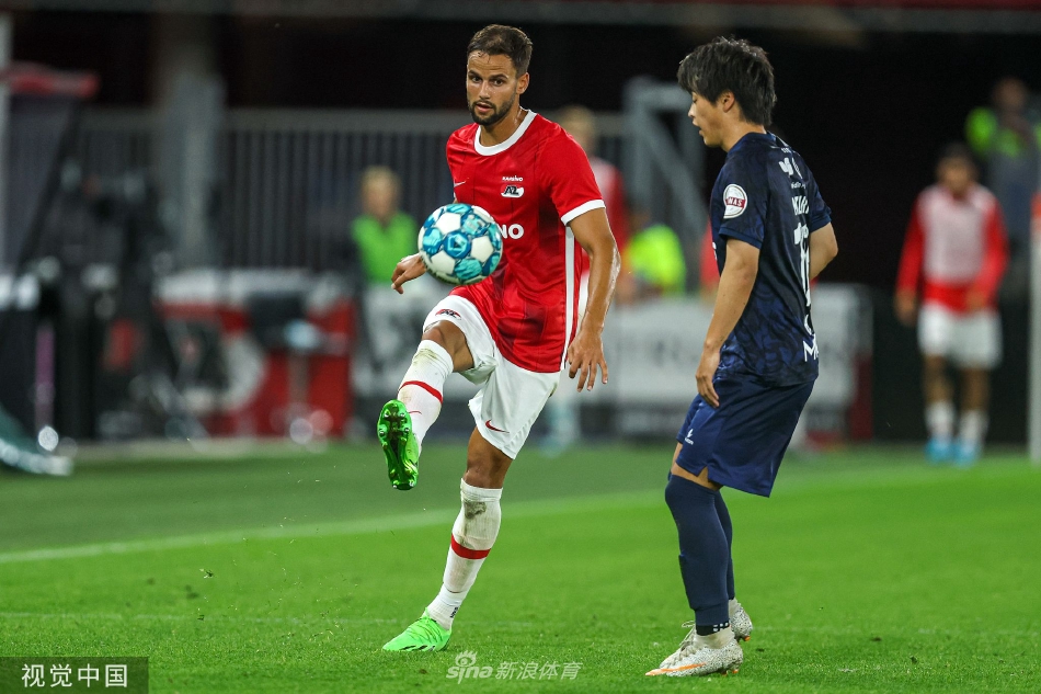 进球功臣张开双臂在绿茵场上飞奔滑跪，尽情释放内心的激动与喜悦