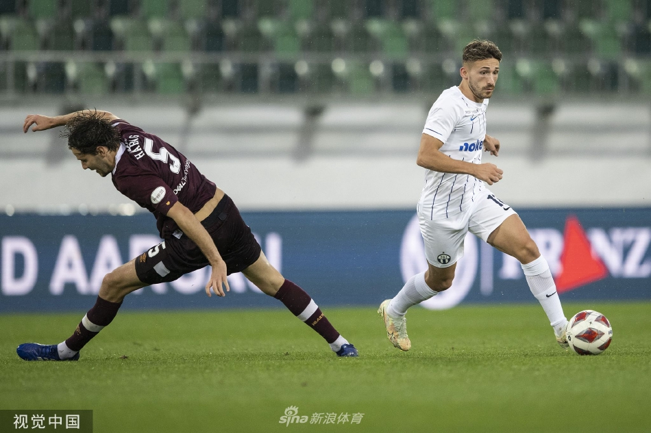 夜幕下的莱兹格伦德球场灯光璀璨，宛如一颗明珠，它见证了这场跌宕起伏的欧战对决和主队球迷心满意足的笑脸。