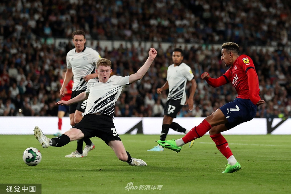 德比郡后卫在门线前惊险解围，身体几乎失去平衡，将西布罗姆维奇极具威胁的传中球破坏出底线。